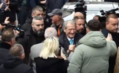 Masa detyrim paraqitje/ Berisha pritet me ovacione para dyerve të SPAK-ut (VIDEO)