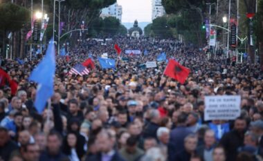 Policia blindon Tiranën për protestën e 15 marsit kundër mbylljes së Tik Tok-ut