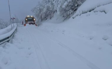 Rikthehen reshjet e dëborës në veri, probleme në disa akse rrugore