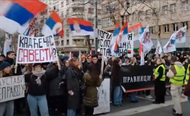 Vijojnë protestat në Serbi, qytetarët qëndruan 15 minuta në heshtje në kujtim të viktimave të Novi Sad