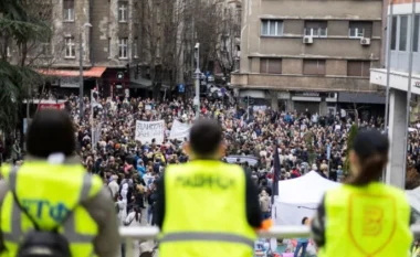 Studentët bllokojnë televizionet dhe radiot publike, Vuçiç: Nëse doni të më zëvendësoni, duhet të më vrisni