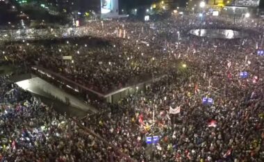 FOTO/ Mbi 100 mijë njerëz të mbledhur në kryeqytetin serb sfidojnë pushtetin e Vuçiç