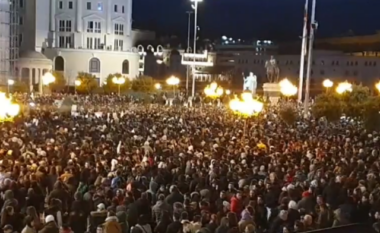 Qindra qytetarë mblidhen në Shkup për të nderuar viktimat e tragjedisë në Koçan