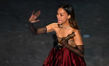 Zoe Saldana fiton Oscar, shpërthen në lot: Jam një vajzë krenare e emigrantëve