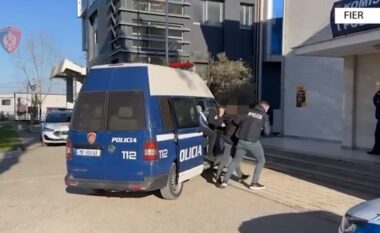 Fier/ Goditi punonjësin e policisë, arrestohet 31-vjeçari, në pranga 2 persona që thyen “arrestin shtëpiak”. Detajet