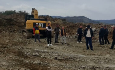 Skrapar/ Banorët e fshatit Zogas protestë kundër punimeve të firmës së gurit: Po prekin tokat bujqësore dhe kullotat