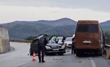 Aksidenti tragjik në aksin “Elbasan-Peqin” ku humbën jetën nënë e bir, tre prej të plagosurve dërgohen te Trauma