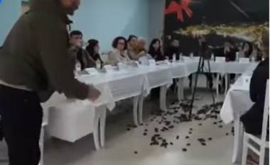 E pazakontë në Sarandë/ Peshkatari futet në mbledhjen e Këshillit Bashkiak dhe hedh një kovë me midhje (VIDEO)