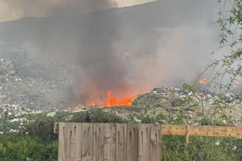 Përfshihet nga flakët fusha e mbetjeve në Vlorë, rrezikohen disa banesa