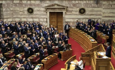 Protestuesit “ndezën flakë” Parlamentin, qeveria kalon mocionin e mosbesimit! Çfarë ndodhi mbrëmë në Greqi