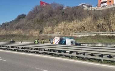 Aksident në Durrës, ambulanca përmbyset në mes të rrugës, lëndohen tre persona