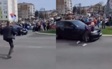 Serbi/ Makina futet mes turmës dhe merr me vete një protestues, rebelohen të tjerët (VIDEO)