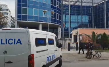 Erion Veliaj mbërrin në Apelin e GJKKO, policia merr masa para zhvillimit të seancës (VIDEO)