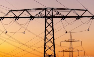 Stuhi të forta në Pensilvani, rreth 450,000 banorë pa energji elektrike