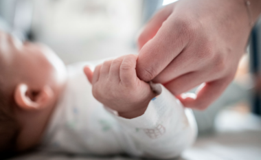 Përshpejtohet rënia e lindjeve/ Në 4 vite 26% më pak foshnja, zona e veriut më e prekura