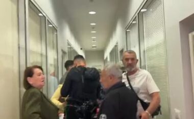 Tek Parku Olimpik kapakët e votimit të vendosura mbrapsht, votimi ende s’ka nisur, njerëzit presin në radhë