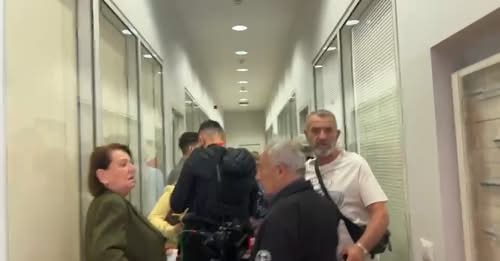 Tek Parku Olimpik kapakët e votimit të vendosura mbrapsht, votimi ende s’ka nisur, njerëzit presin në radhë