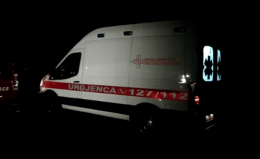 Aksident në aksin Korçë-Ersekë, mjeti përfundon në parcela anës rrugës