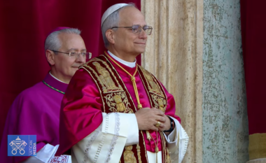 Papa Leoni i XIV përshëndet për herë të parë besimtarët në sheshin e “Shën Pjetrit”