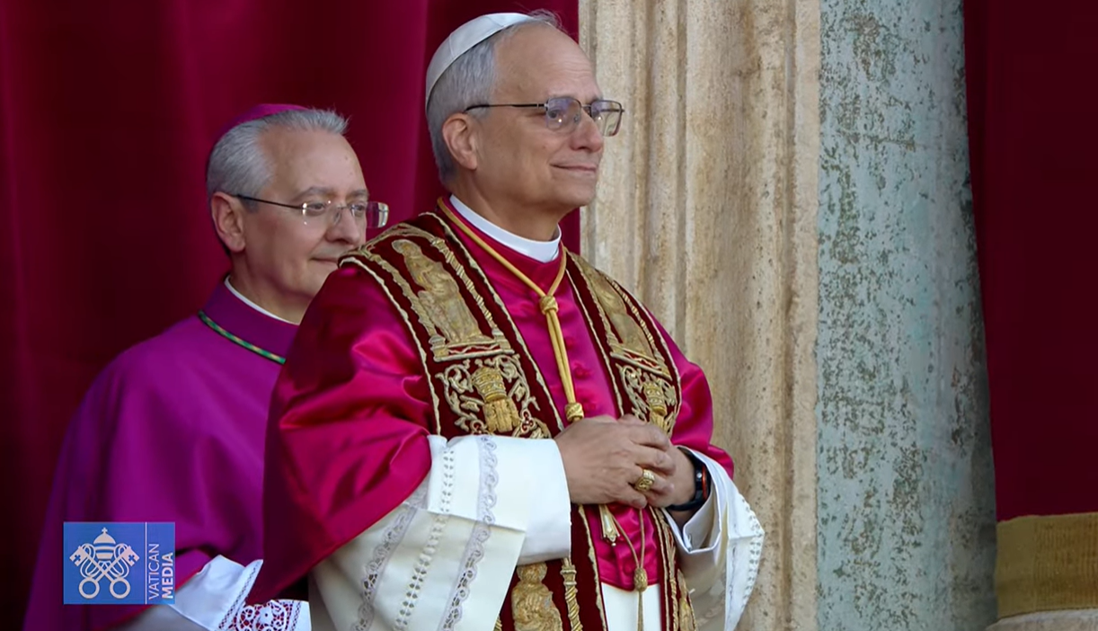 Papa Leoni i XIV përshëndet për herë të parë besimtarët në sheshin e “Shën Pjetrit”