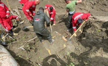 Shembja e rezervuarit në Klos/ Gjenden disa rroba që dyshohet se i përkasin 29 vjeçarit që u mbulua nga rrëshqitjet e dheut
