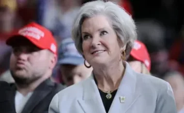 Gruaja e parë në historinë e SHBA-së e emëruar si shefe e kabinetit të presidentit amerikan/ Kush është Susie Wiles që ndaloi Vuçiç të takohej me Trump