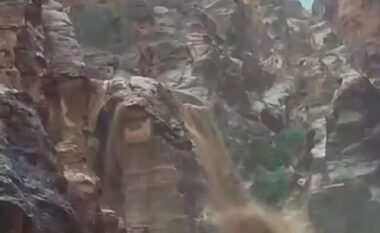 VIDEO/ Moti i keq godet vendin e famshëm arkeologjik të Jordanisë, evakuohen qindra turistë