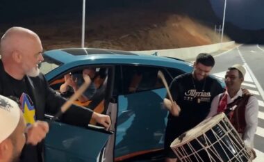VIDEOLAJM/ Rama i bie tupanit, Noizy shfaqet me Lamborghini në rrugën Maqellarë-Peshkopi!
