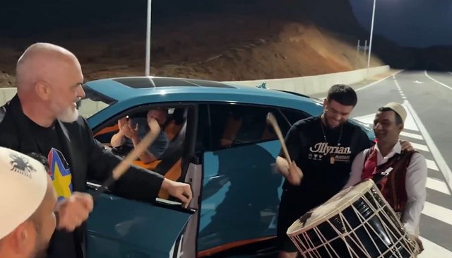 VIDEOLAJM/ Rama i bie tupanit, Noizy shfaqet me Lamborghini në rrugën Maqellarë-Peshkopi!