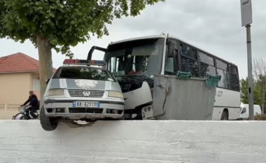 Aksident në Fier/ Autobusi përplaset me makinën e policisë bashkiake, plagosen 6 persona