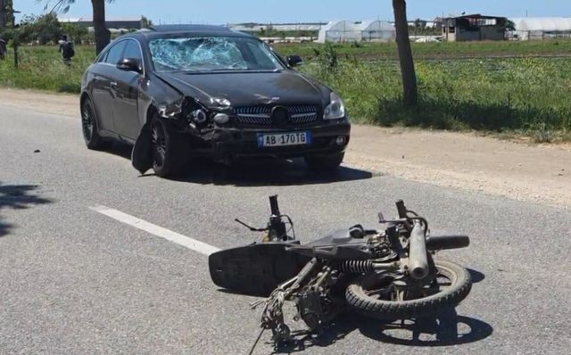 Aksident në Fier, makina përplas motorin, nuk dihet nëse ka të lënduar