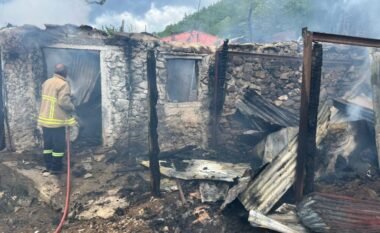 Zjarr në Pukë/ Flakët shkrumbojnë kasollen dhe disa kafshë