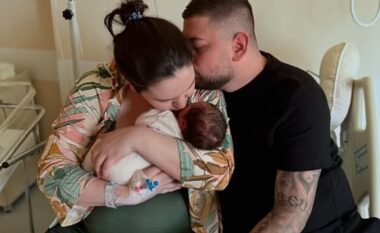 Andi Shehi bëhet baba për herë të parë, emri i veçantë i të voglit