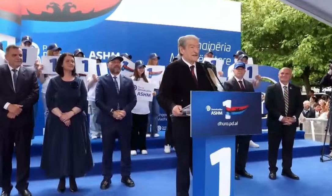 Dita e Dëshmorëve/ Berisha mban një minutë heshtje në Mat: Ne do u rikthejmë lirinë dhe dinjitetin shqiptarëve