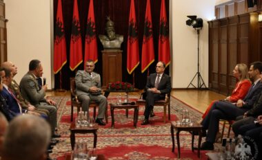 Presidenti Begaj takon anëtarë të Kursit të Lartë të Sigurisë dhe Mbrojtjes: Institucionet tona, të angazhuara për rritjen e shpenzimeve në mbrojtje