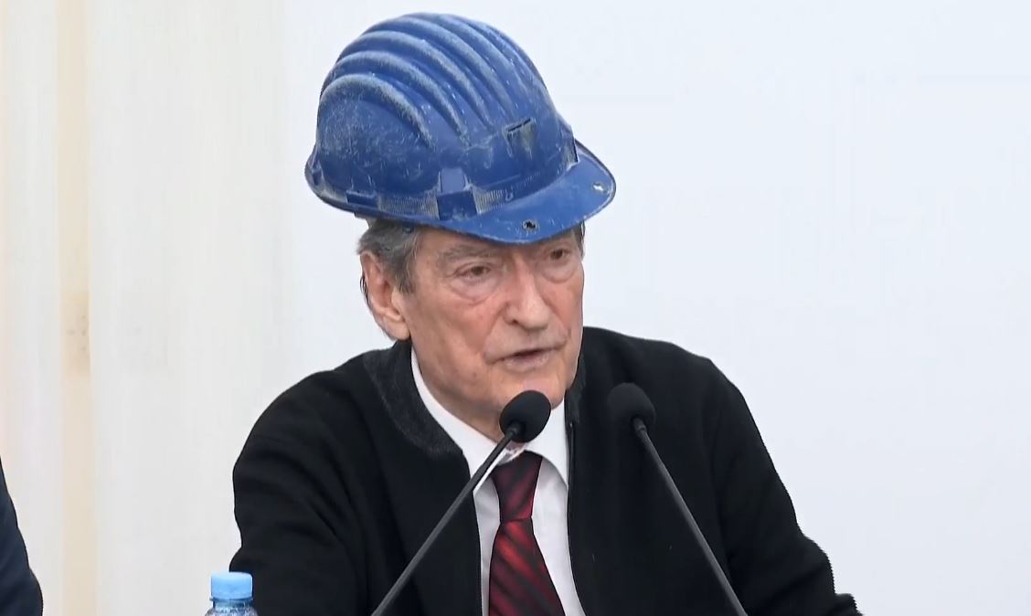 Berisha shfaqet me kokoren e minatorit në Bulqizë: Do miratojmë statusin e minatorit brenda 100 ditëve