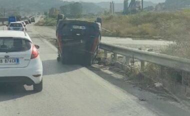 Aksident në autostradën Durrës-Tiranë, makina përplaset me trafikndarësen, përmbyset në rrugë