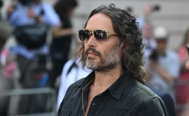 Russell Brand nuk qëndron pas hekurave, lirohet me kusht pas akuzave të rënda