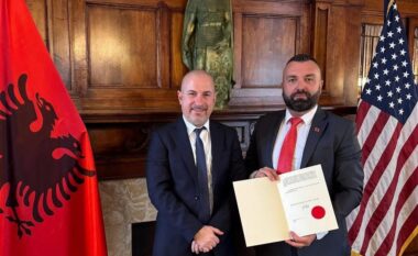 FOTO+VIDEO/ Mjeku Toshkëzi, Konsull Nderi në Filadelfia, titulli i dorëzohet nga ambasadori Bushati, i pranishëm dhe John Alite