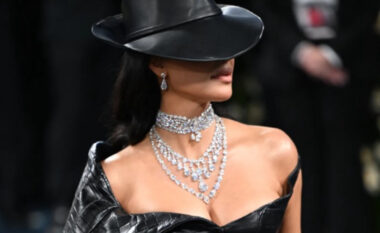 Kim Kardashian bën paraqitjen me një kostum lëkure në Met Gala 2025