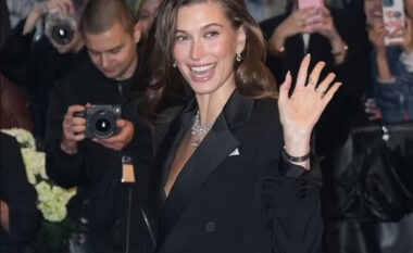 Hailey rikthehet në Met Gala 2025 pas dramës së vitit 2021, e vetme pa Justin Bieber