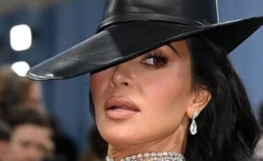 FOTOT/ Roja i sigurisë i shkeli fustanin në “Met Gala”, si reagoi Kim Kardashian?