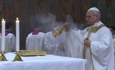 U zgjodh në krye të Selisë së Shenjtë, Papa Leo XIV kremton Meshën e parë