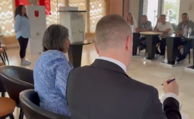 Ora e fundit e votimit/ Vëzhgues të OSBE-ODIHR monitorojnë procesin e votimit në Sarandë