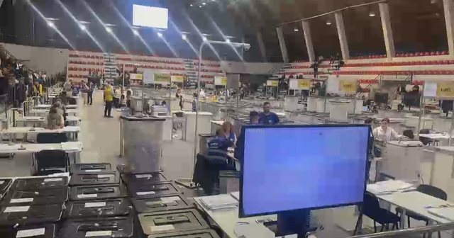 Vota e Diasporës, tensione te Parku Olimpik në Tiranë! PD konteston votat e ardhura nga Greqia