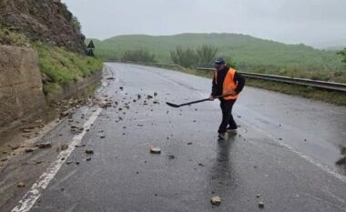 Rrëshqitje gurësh nga reshjet e shiut në Rrugën e Arbrit, vështirësohet qarkullimi i mjeteve
