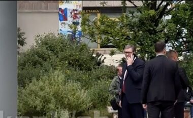 Rastësi apo mesazh? Vuçiç shfaqet në sheshin “Skënderbej”, i afrohet flamurit shqiptar. Momente pikante nga Samiti Europian në Tiranë (VIDEO)