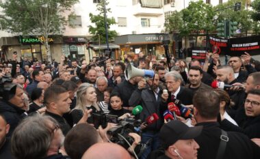 Pas Brukselit, Berisha i bashkohet protestës në Tiranë: I njoha me kandidatët e krimit që ka Rama, u bëri 70 milionë euro për vota