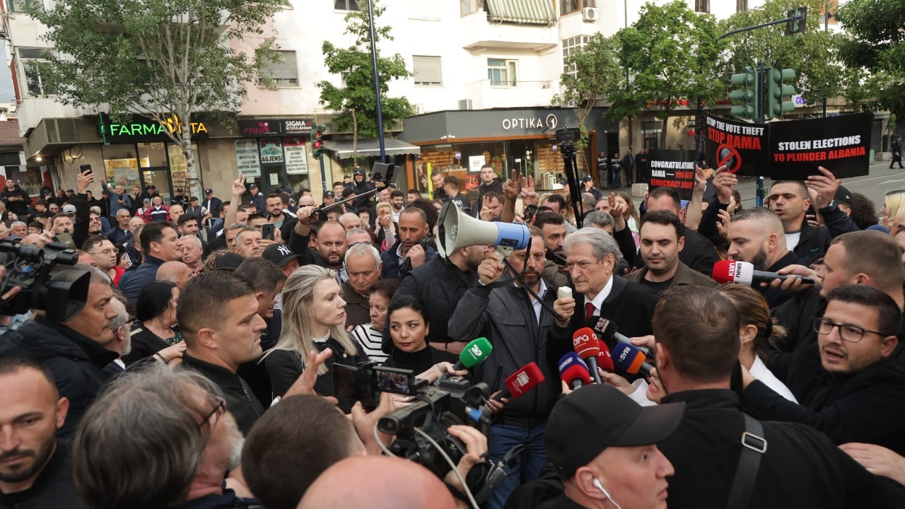 Pas Brukselit, Berisha i bashkohet protestës në Tiranë: I njoha me kandidatët e krimit që ka Rama, u bëri 70 milionë euro për vota