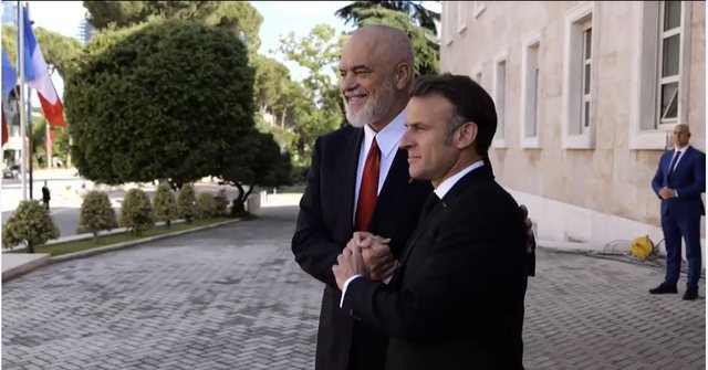 VIDEO/ Rama pret në Kryeministri Presidentin e Francës, Emmanuel Macron